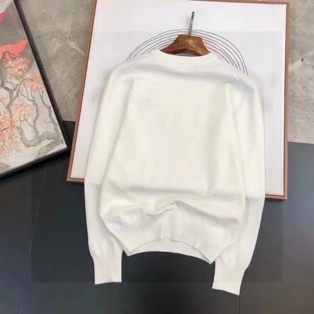 🅿️240 【LV Louis Vuitton】Autumn and winter classic round neck pullover sweater, in full condition! ! ! Wool blended fabric, the latest model in 2025, golden ratio! ! Slim-fitting soft gold, versatile and practical item, the combination and practicality are extremely powerful, simple and elegant, and classy! To create your own style, it is highly recommended to buy it in two colors. The standard slim fit tailoring process is suitable for both young and old men. It is knitted from wool and will not cause any discomfort! While keeping warm, it is stylish, textured and wearable, and the classic logo with contrasting colors on the chest feels in place! ! Recommended for regular customers! ! Size M-3XL (maximum wear: 190 pounds)